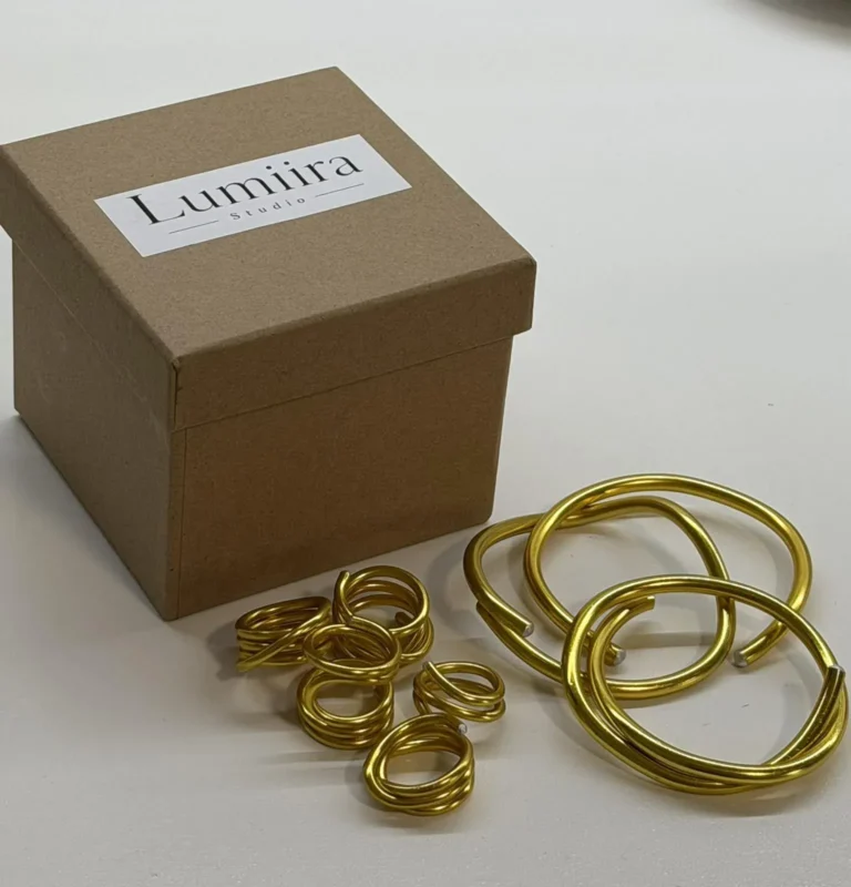 Mystery Box &Delta;&alpha;&chi;&tau;&upsilon;&lambda;ί&delta;&iota;&alpha; & &Beta;&rho;&alpha;&chi;&iota;ό&lambda;&iota;&alpha; | Lumiira Studio